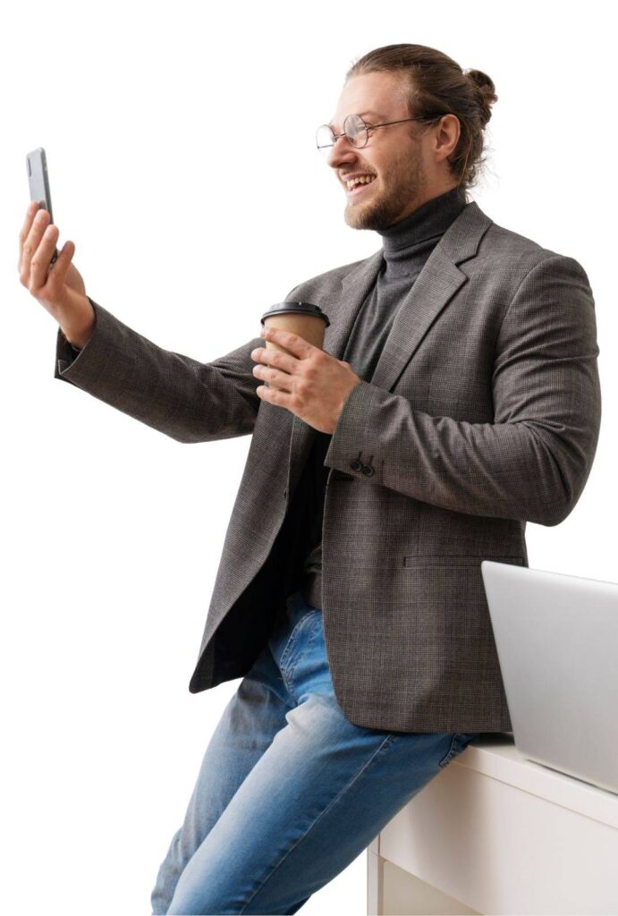 hombre usando calendario social media